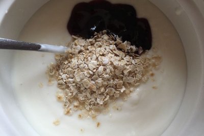 蓝莓味的燕麦酸奶