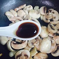 #硬核菜谱制作人#西兰花小炒口蘑的做法图解12