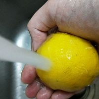 蜂蜜柠檬水的做法图解2