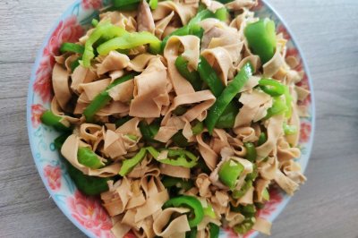 尖椒炒豆片（尖椒干豆腐），这样做更软嫩