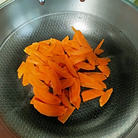 鸡腿菇炒胡萝卜的做法图解3