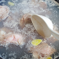 极致鲜美的简单补钙法———煮一锅奶白色筒骨汤的做法图解2