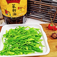 #向往的生活 就是外婆乡#青椒炒肉丝的做法图解1