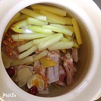 花胶排骨芦笋汤的做法图解3
