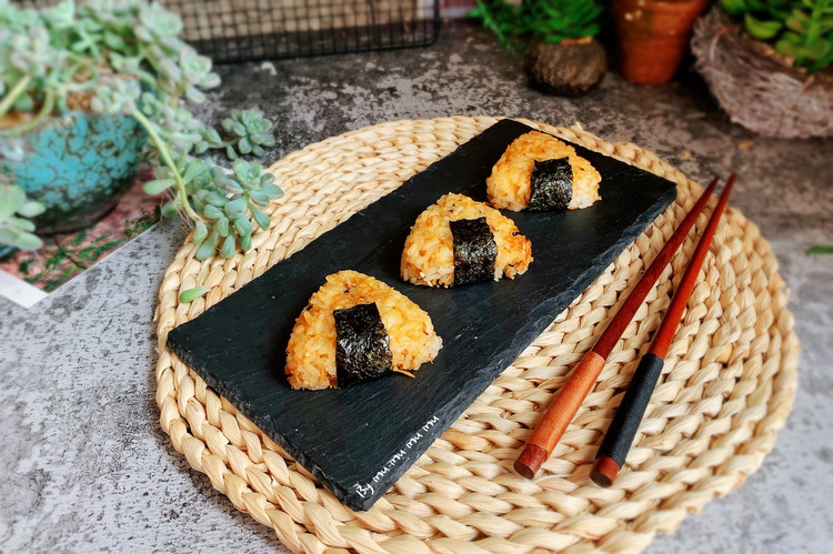 海苔肉松饭团的做法