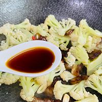 #春日时令，美味尝鲜#腊肉炒花菜的做法图解13