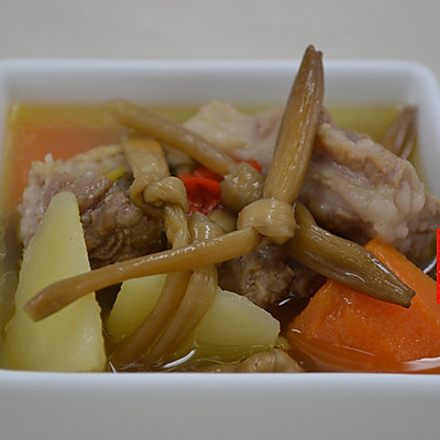  黄花菜土豆胡萝卜煲排骨汤