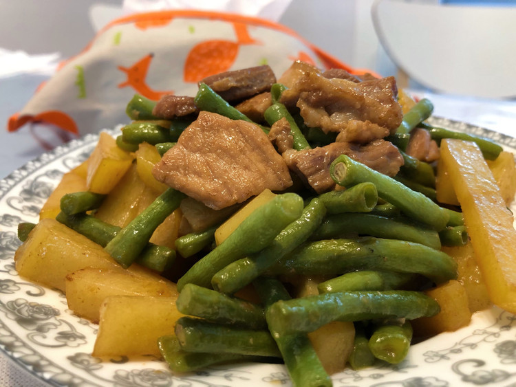豆角土豆烧肉的做法