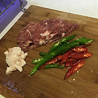 土豆片炒肉的做法图解1