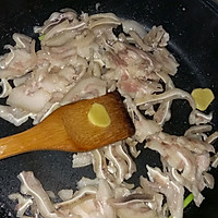 芹菜猪耳朵的做法图解3