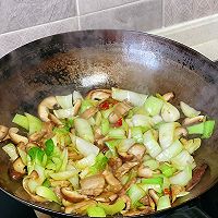 香菇炒青菜的做法图解1