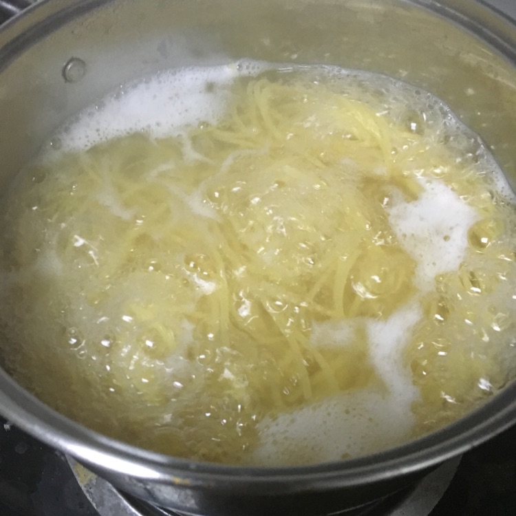 虾仁奶油蘑菇意面的做法图解3