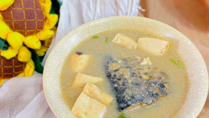 鲜掉眉毛的三文鱼头豆腐汤