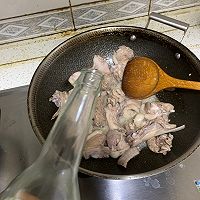 #金龙鱼橄榄油调和油520美食菜谱#完胜腥臊-酸菜焖鸭的做法图解2