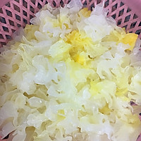 冰糖雪梨雪耳糖水的做法图解3