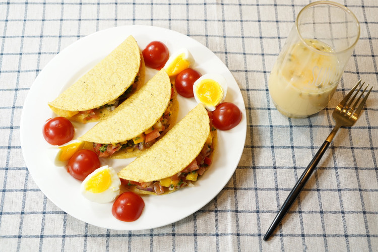 精致早餐：墨西哥沙拉玉米饼配百香果养乐多的做法