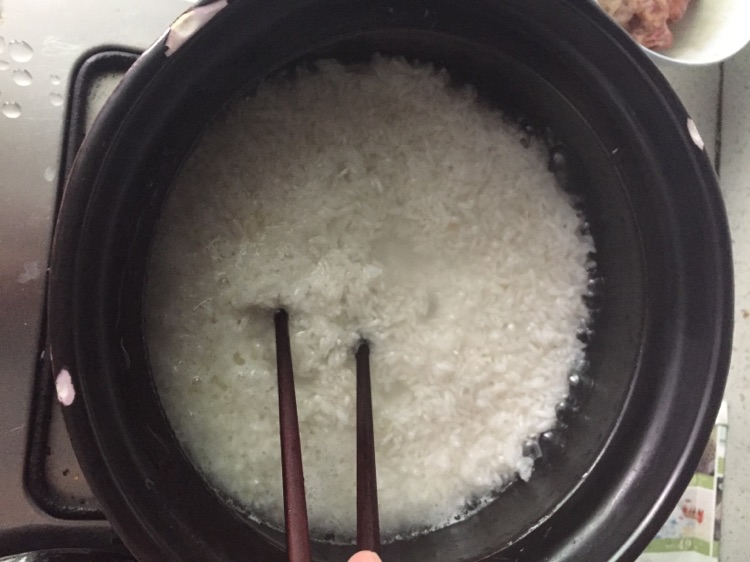 排骨香肠煲仔饭的做法图解4