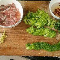 苦瓜肉片汤的做法图解2