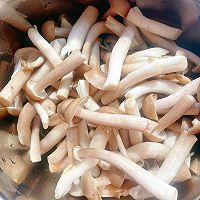 鹿茸菇炒肉的做法图解1