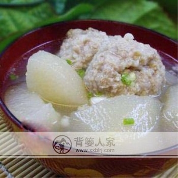 冬日补水汤饮：雪梨肉丸汤