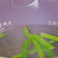 南瓜蔬菜浓汤 宝宝辅食，胡萝卜+奶粉+芦笋的做法图解4