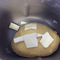 柔软可口的南瓜香肠面包的做法图解4