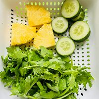 高血压或者血压临界的赶紧喝起来—芹菜黄瓜汁的做法图解1