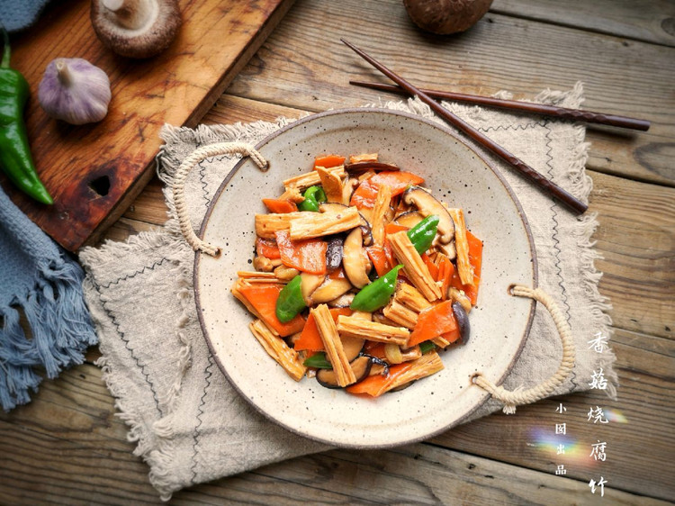 香菇烧腐竹——下饭菜带来的幸福感！的做法