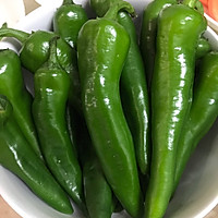 油焖尖椒的做法图解1