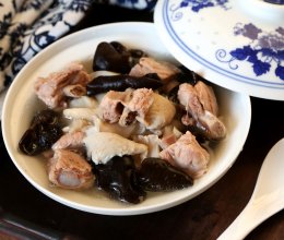 海鲜菇木耳排骨汤的做法