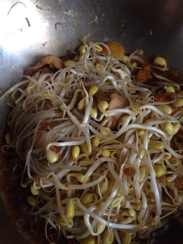 黄豆芽炖粉条的做法图解8