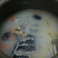 鲫鱼排骨汤，美容养颜的做法图解3