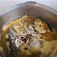 #挪威三文鱼#咖喱菌菇三文鱼头汤的做法图解6