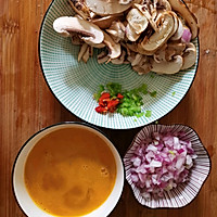 #换着花样吃早餐#香辣蘑菇蛋饼的做法图解1