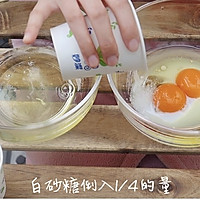 #美食说出“新年好”#红色纸杯蛋糕：送你一朵小红花～的做法图解3