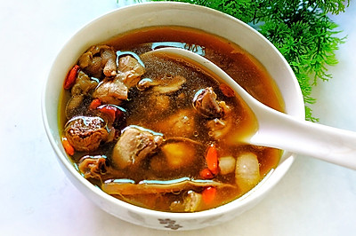 松茸菌赤灵芝炖土鸡汤。