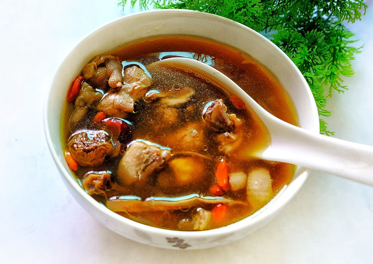 松茸菌赤灵芝炖土鸡汤。的做法