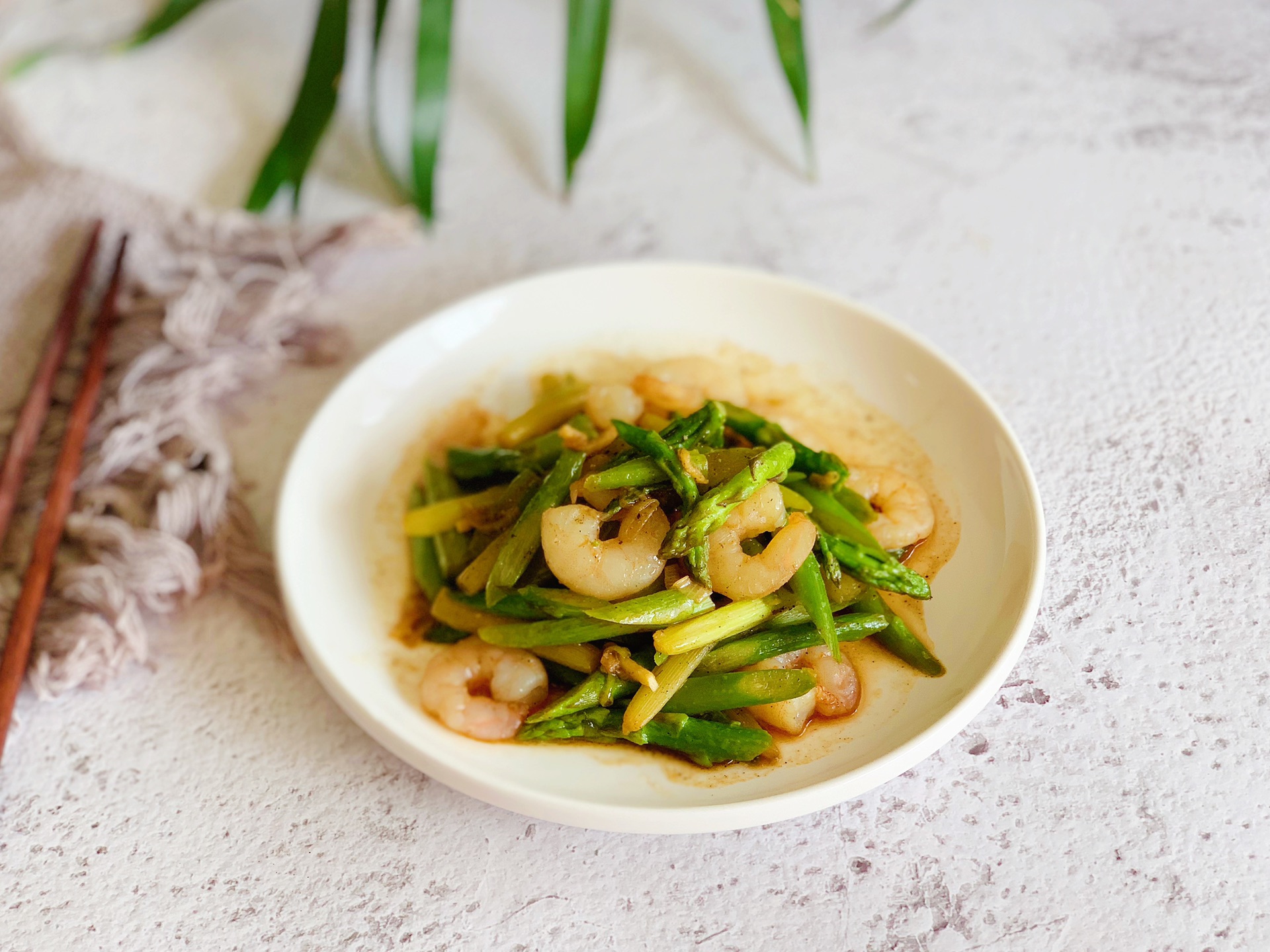 Stir fried shrimps with asparagus