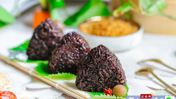 紫米鱼松饭团