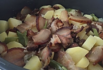 土豆腊肉焖饭的做法
