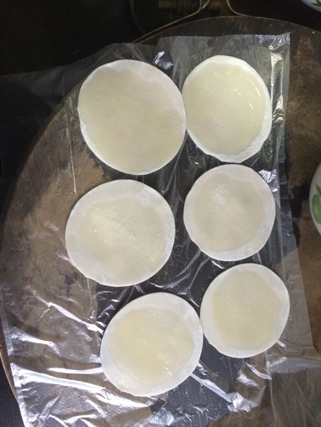 饺子皮葱油饼的做法图解1