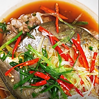 黄鱼蒸肉的做法图解1