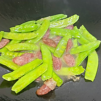 #万物皆可搭#10分钟家常快手菜：豌豆炒腊肠，荤素搭配的做法图解5
