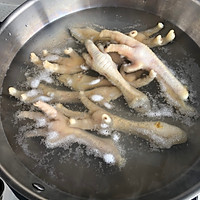 凉拌柠檬鸡爪的做法图解1