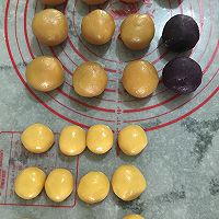 广式莲蓉蛋黄月饼的做法图解3