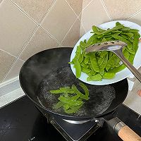 荷兰豆炒腊肠的做法图解1