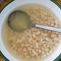 开胃酸菜白豆汤的做法图解2
