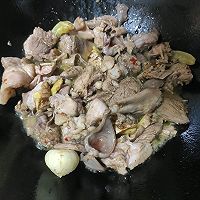 酸豆角炖鸭肉的做法图解1