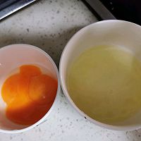 芹菜叶子鸡蛋卷的做法图解1