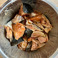 砂锅三文鱼头的做法图解3